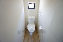温水洗浄機付トイレです。節水機能もあるので、安心して使えますね。もちろん、1階2階の2ヶ所にトイレがあるので、忙しい朝にもゆとりができますね。