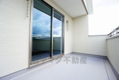 陽当たりの良いバルコニーです。お洗濯やお布団干しはもちろん、日光浴スペースにも。