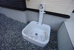 お車の洗車や外壁のお掃除をする際に便利な外水栓。