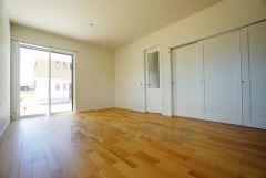 大きな窓のあるリビングは、陽光あふれる明るい空間です。居心地良く、ご家族皆がゆったり寛げる憩いの空間となりそうです。
