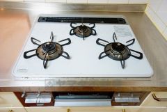 同時にたくさんの料理が調理できる3口コンロ。長時間熱を通しておきたい煮込み料理を作りながら、炒め物など同時進行で進められます。
