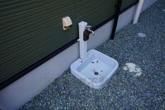 お車の洗車や外壁のお掃除をする際に便利な外水栓。