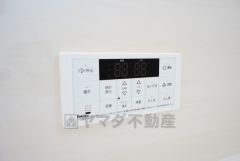 湯量・湯温の設定、そして保温までワンタッチのフルオートバス。便利な追い炊き機能付きです。