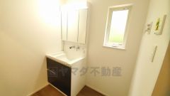 三面鏡つき洗面台。収納も一体型になっているので、ドライヤーやヘアアイロンの置き場に困りません。