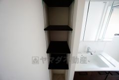 バスタオルや着替えなど置くことができる棚を設置。洗剤のストックも収納できます。