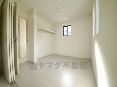 住む人のこだわりを活かす洋室。日当たりがよく、寝室としての利用もおすすめ。広めのクローゼットには荷物をすっきり片付けられ、ゆとりのある暮らしが出来ます＾＾