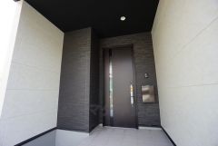 家の顔となる玄関扉がかっこいいと、たくさんの人を招き入れたくなりますね＾＾奥まって設置されており、雨にも濡れにくくなっています。