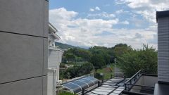 日差しが遮られないように隣家との間に距離を設けています。住宅地ですのでご近所様とコミュニケーション取りやすい距離感が良いですね。