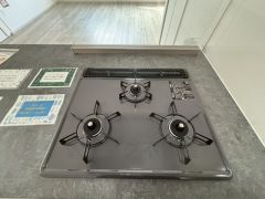 同時にたくさんの料理が調理できる3口コンロ。長時間熱を通しておきたい煮込み料理を作りながら、炒め物など同時進行で進められます。