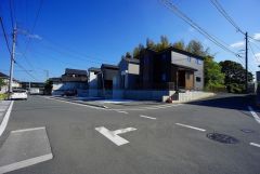 ゆったりとした9ｍ幅の道路をはさんでいることで陽射しを遮られることなくとても明るいです。
