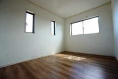 同仕様写真。2面採光を確保した明るい室内は、風通しも良く、大変居心地の良い空間となっております。爽やかな風を感じて起きる朝は、快適生活の始まりに。
