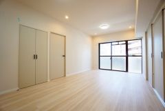 大きな掃き出し窓のあるリビングは、陽光あふれる明るい空間です。ゆったりと寛げる憩いの場となりそうです＾＾