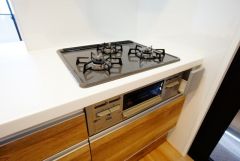 3種類の料理が同時に調理できる、3口ガスコンロ。忙しい夕食の支度時間が短縮できて効率よくお料理が楽しめます。