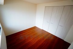 暖かい日差しが差し込む洋室。たっぷり収納できるクローゼット付きでお部屋の中をすっきりと快適に保てます。