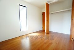 暖かい日差しが差し込む洋室。たっぷり収納できるクローゼット付きでお部屋の中をすっきりと快適に保てます。