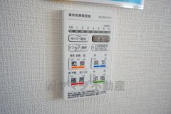 浴室暖房乾燥機付き。天候に左右されず、いつでも好きなときに洗濯物を干せるので、仕事や家事で忙しい方に重宝します。