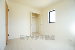住む人のこだわりを活かす洋室。日当たりがよく、寝室としての利用もおすすめ。広めのクローゼットには荷物をすっきり片付けられ、ゆとりのある暮らしが出来ます＾＾