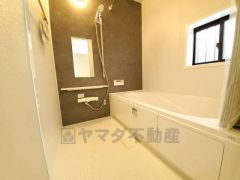 広々1坪タイプの浴槽ユニットでゆったりくつろげるバスルーム。窓、浴室乾燥機付きで換気・雨の日の洗濯もばっちり＾＾