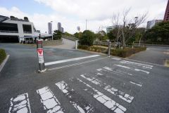 駐車場入り口にはセキュリティ対策の為オート開閉のチェーンロープを完備しております。車の防犯対策も良いです。お車の安全も守れます。