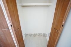 2階の廊下にも収納を確保。各居室に入りきれなかった荷物や、2階で使用する日用品のストック置き場に便利です。