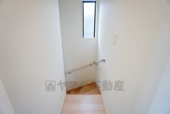 小さなお子様やご高齢の方でも安心できる、手すり付き階段。段差も低めで設定されており、安全性にも優れています。