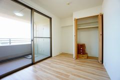 寛ぎの時間を紡ぎだす主寝室は、大型ベッドを置いても余裕の広さを確保しています。