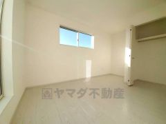 2面採光を確保した明るい室内は、風通しも良く、大変居心地の良い空間となっております。爽やかな風を感じて起きる朝は、快適生活の始まりに。