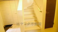 小さなお子様やご高齢の方でも安心できる、手すり付き階段。段差も低めで設定されており、安全性にも優れています。