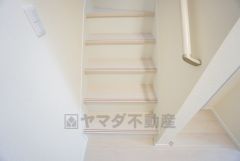 小さなお子様やご高齢の方でも安心できる、手すり付き階段。段差も低めで設定されており、安全性にも優れています。