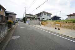 大型車の通行が少なく、騒音や振動が少ないので静かで快適な生活を送れます。