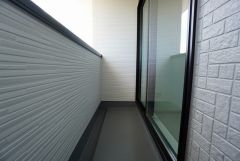 同仕様写真。陽当たりの良いバルコニーです。お洗濯やお布団干しはもちろん、日光浴スペースにも。足元は防水工事施工済です。