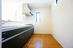 対面式カウンターキッチンからはお子様の様子が見守れます。ダイニングへの配膳や調理の時便利なカウンター付き。