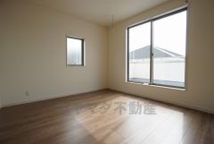 同仕様写真。寛ぎの時間を紡ぎだす主寝室は、大型ベッドを置いても余裕の広さを確保しています。