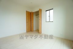同仕様写真。暖かい日差しが差し込む洋室。たっぷり収納できるクローゼット付きでお部屋の中をすっきりと快適に保てます。