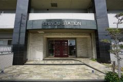 エントランスの外まで管理が行き届いた綺麗なマンションです。