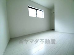 1階キッチン横の約4.8帖の洋室。お子様の遊び場としておすすめです＾＾