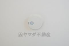 火災発生をいち早く知らせてくれる火災報知器は標準装備です。