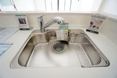 広々とした凸型シンクに洗剤ポケットを標準装備。大きなお鍋など洗いやすいです。