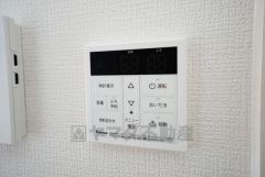 キッチン横からお湯張り、追い炊き、足し湯がボタン一つで楽々操作できる給湯機リモコンです。忙しい夕飯準備の時間帯に重宝しますね。