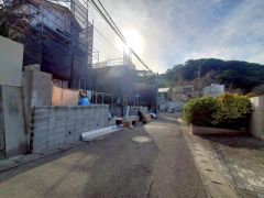 現地（2025年12月25日）撮影。住人以外の車の進入も少なく、小さなお子様を持つご家庭にも安心です。