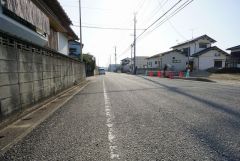 現地（2025年3月21日）撮影。2.3号棟前面道路。前面道路幅員10メートルで車が停めやすい環境。日当たり、風通し良好です。