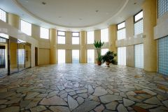 大理石張りのお洒落なエントランスです。