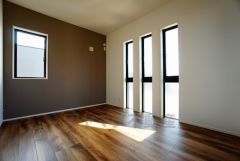 同仕様写真。暖かい日差しが差し込む洋室。たっぷり収納できるクローゼット付きでお部屋の中をすっきりと快適に保てます。