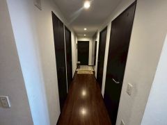 落ち着いた色合いのフローリングが上質な雰囲気を演出します。ゆとりのある動線で各居室へスムーズにアクセスでき、住まい全体のつながりを感じられる設計です。