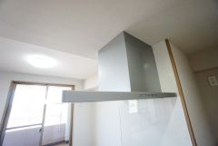 お手入れが簡単なスリム型レンジフードです。調理により発生する油煙や臭いを吸い込み、屋外へ排気してくれます。