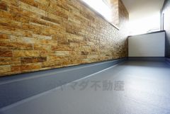 幅広のインナーバルコニーは急な雨から洗濯物を守りやすく、眩しすぎる日差しも和らげます。