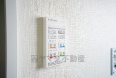 雨の日の洗濯も安心できる浴室暖房乾燥機付き浴室。リモコンで操作もボタン1つで簡単。