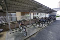 大切な自転車を守れるようロック付きの自転車置き場になっております。