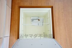 キッチンにある床下収納は、居住スペースを減らさずに買い置きの調味料や非常食などを保管することができます。