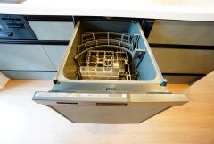 炊事時間を大幅に短縮できる食器洗浄乾燥機付き＾＾食器を洗う手間が減るので家族とのコミュニケーションの時間や自分の時間が増えますね。